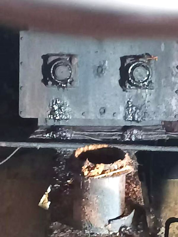 Crusher body: bearing positions leak, inlet is caked solid, wrapping requires shutdown and cleaning